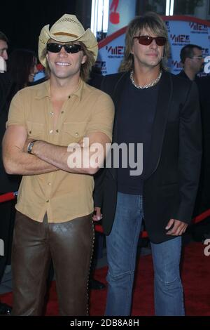 American pop stars Jon Bon Jovi and Richie Sambora arriving at the 2001 MTV Video Music Awards held at the Metropolitan Opera House at Lincoln Center Stock Photo