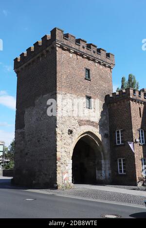 Bonner Tor, historisches Stadttor der ehemaligen Stadtbefestigung aus dem 14. Jahrhundert, Erftstadt-Lechenich, Nordrhein-Westfalen, Deutschland Stock Photo