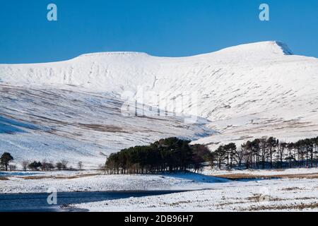 Beautiful snow covered mountains and lake on a cold, crisp winters day (Brecon Beacons, Wales) Stock Photo