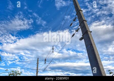 Eisenbahn, Bahn, Oberleitung, elektrifiziert, Elektrisch, Draht, Fahrdraht, Isolator, Abspannung, Seil, Strom, Wechselstrom, Volt, kV, Hz, Frequenz, 1 Stock Photo