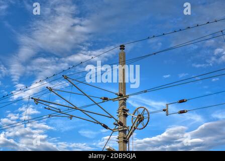 Eisenbahn, Bahn, Oberleitung, elektrifiziert, Elektrisch, Draht, Fahrdraht, Isolator, Abspannung, Seil, Strom, Wechselstrom, Volt, kV, Hz, Frequenz, 1 Stock Photo