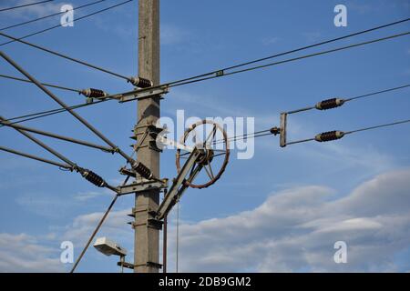 Eisenbahn, Bahn, Oberleitung, elektrifiziert, Elektrisch, Draht, Fahrdraht, Isolator, Abspannung, Seil, Strom, Wechselstrom, Volt, kV, Hz, Frequenz, 1 Stock Photo