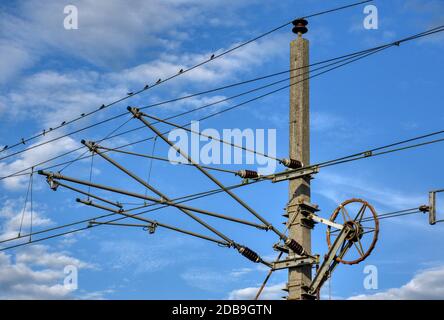 Eisenbahn, Bahn, Oberleitung, elektrifiziert, Elektrisch, Draht, Fahrdraht, Isolator, Abspannung, Seil, Strom, Wechselstrom, Volt, kV, Hz, Frequenz, 1 Stock Photo