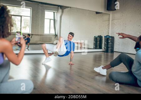 Trainer teaches his students to do a breaking choreography Stock Photo