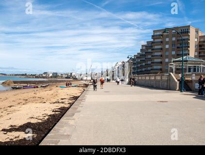 Seafront and promenade, St Malo, Brittany, France Stock Photo - Alamy