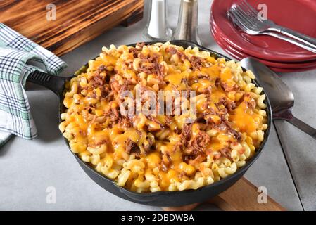 Cast iron skillet with macaroni and cheese with barbecued beef Stock Photo