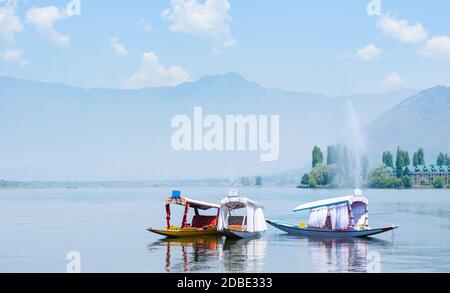 Landscape of Dal Lake in Srinagar, India Editorial Photo - Image of lake,  landscape: 98492876