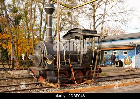 Potsdam, Deutschland. 16th Nov, 2020. Another film prop for the 'Giant Props' collection of unusual originals, the 'Emma' locomotive from the Jim Knopf films, will be set up on the street of the giants in the Babelsberg film park. Film park manager and 'locomotive driver' Friedhelm Schatz organized the transport. Potsdam, November 16, 2020 | usage worldwide Credit: dpa/Alamy Live News Stock Photo