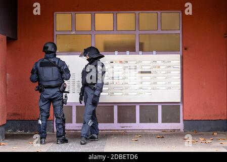 Berlin, Berlin, Germany. 17th Nov, 2020. Police can be seen in front of a house entrance during raids in which police arrested three suspects. More than 1600 police officers under the leadership of Soko 'Epaulette' are involved in a large-scale police operation. 18 objects are raided, including ten apartments, garages and vehicles. The focus of the operation is the search for the stolen art treasures and possible evidence such as storage media, clothing and tools in connection with last year's spectacular robbery in the Gruenes Gewoelbe museum in Dresden on November 25, 2019. (Credit Image: Stock Photo