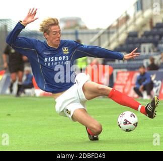 FOOTBALLER AND ENGLAND INTERNATIONAL PETER CROUCH PORTSMOUTH V LEICESTER AUGUST 2001 Stock Photo