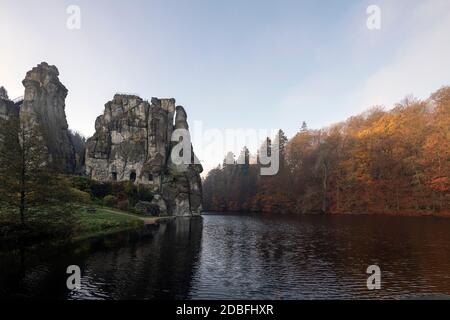 Horn-Bad Meinberg, Externsteine im Herbst, Blick über den Wiembecketeich Stock Photo