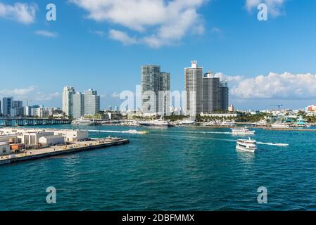 Miami, FL, United States - April 28, 2019: Luxury high-rise condominiums overlooking boat traffic on the Florida Intra-Coastal Waterway (Meloy Channel Stock Photo