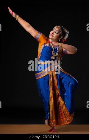 Homegrown Plus: Kalanidhi Dance Company Performs Kuchipudi Dance | Folklife  Today