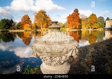 Autumn trees and lake at Royal Botanic Gardens, Kew Stock Photo