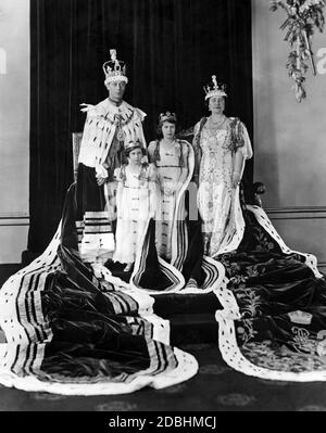 King George VI, Princess Margaret Rose, Princess Elizabeth and wife Elizabeth with veil and crown. Stock Photo