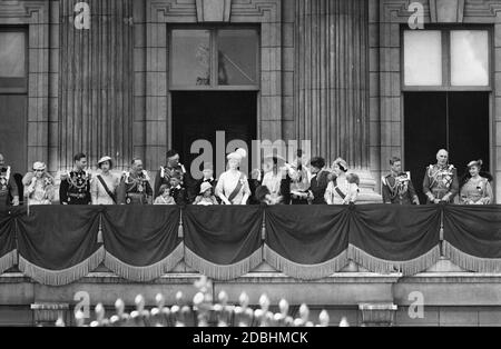 King George V and Queen Mary of Teck with their relatives on the balcony of Buckingham Palace on the occasion of the 25th throne anniversary. From left to right: Prince Arthur of Connaught, Queen Maertha of Norway, Duke of York, Royal Princess Mary, King George V, Princess Margaret Rose, Gerald Lascelles, Earl of Harewood (behind), Princess Elizabeth, Viscount Lascelles (behind), Queen Mary, Duchess Marina and Duke George Edward of Kent, Princess Victoria, Duchess of York, Princess of Wales, Earl and Countess of Athlone. Stock Photo