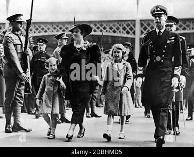 Duchess Elizabeth, Princess Margaret Rose, Princess Elizabeth and Duke George on the way to the abdication of King Edward VIII. Stock Photo