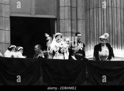 From left to right: Mary Cambridge, Princess Elizabeth, King George V, Marina, Duchess of Kent and her husband George, the first Duke of Kent, and Queen Mother Mary on the balcony of Buckingham Palace. Stock Photo