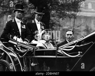 George, Duke of York and later King George VI, with his wife Elizabeth during a ride in an open carriage. Undated photo, c. 1925. Stock Photo