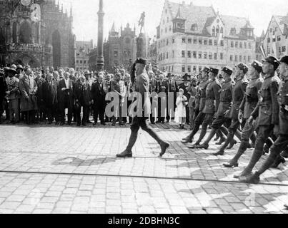Before his attempted coup Hitler tried to get the National Right on his side. Here you can see SA units marching past on Nuremberg's Main Market Square. Stock Photo