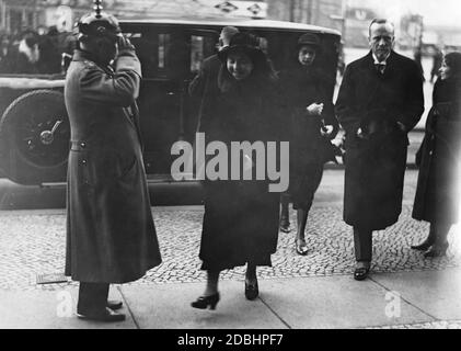 Hermine Reuss Elder line (centre), the second wife of Emperor Wilhelm II, attended a ceremony in the Kaiser Wilhelm Memorial Church on a Totensonntag (Sunday of the Dead) around 1930. An artillery officer salutes her. Stock Photo