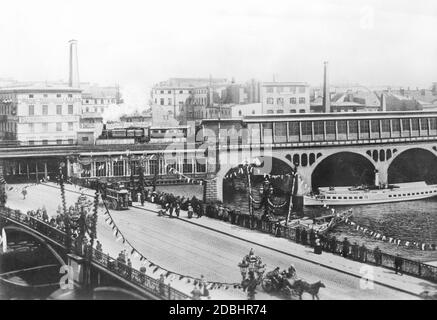 'View of the old Jannowitzbruecke station during the opening of the Stadtbahn (''light rail'') in Berlin. This ran from the east of Berlin to the far west to Charlottenburg. It was the first European viaduct railroad across the city.' Stock Photo