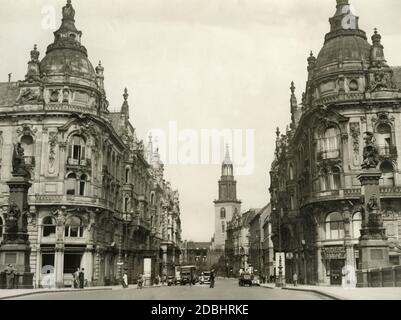 The photograph from 1938 was taken at the bridge that crosses the Spree at the Berlin Cathedral. It shows the Kaiser-Wilhelm-Allee (today: Karl-Liebknecht-Strasse) and the Marienkirche (in the background) in Berlin-Mitte. In the building on the right there is a branch of the Commerzbank. Stock Photo