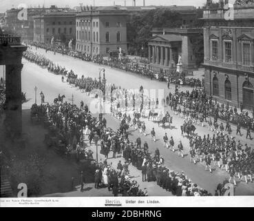 A parade of the German Army leads across the street Unter den Linden in Berlin. It leads (from back to front) past the construction site of the Royal Library (today the State Library), the Humboldt University, the Neue Wache and the Zeughaus. On the left side of the street is the Kronprinzenpalais. Undated photo, taken around 1905. Stock Photo