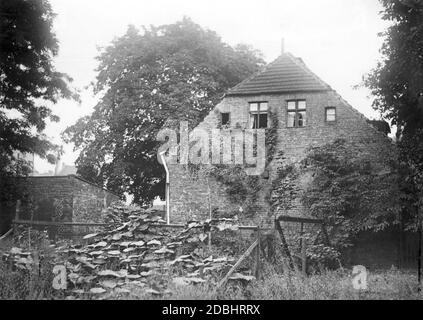 The photograph from 1933 shows the side view of an old farmhouse (built in 1826), which stood in Muellerstrasse 15/16 in Berlin. Stock Photo
