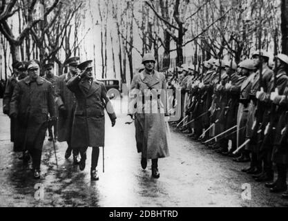 A British army Officer with Italian troops, Rome Stock Photo - Alamy