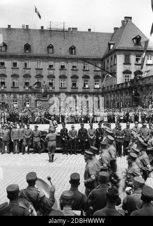 At the national conference of the NSLB (Nationalsozialistischer Lehrerbund) in Bayreuth, formations march past Reichswalter Fritz Waechtler (in the car in the middle) on the Schlossplatz. In the background, the Old Castle. Stock Photo