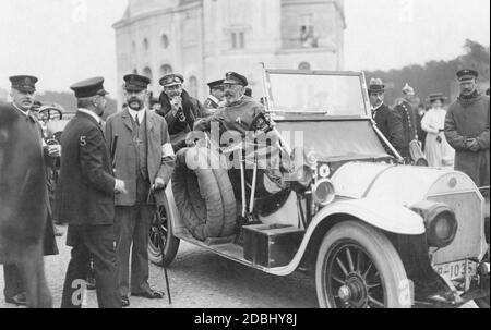 From left to right (from the second person on): Rittmeister der Reserve Leopold Czermak, Deputy President of the Bayerischer Automobil-Club, Generalleutnant zur Disposition (z.D.) von Rabe, Alexander Fuerst zu Muenster von Derneburg, Adolf Graf von Arnim (in the background) and Prince Henry of Prussia sitting at the wheel of his car (a Benz model). Henry of Prussia took part in the Prinz-Heinrich-Fahrt from June 2 to 8, 1910, which was sponsored by him. Stock Photo