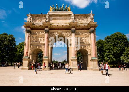 Arc de Triomphe du Carrousel with the sculpture of Peace riding in a Triumphal Chariot atop, Paris, France, Europe Stock Photo