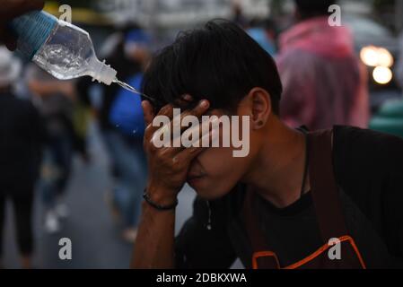 Bangkok, Thailand. 17th Nov, 2020. First aid volunteer Detoxification of tear gas at riot police. Apply to protesters Near It affects the body of the protesters. (Photo by Teera Noisakran/Pacific Press) Credit: Pacific Press Media Production Corp./Alamy Live News Stock Photo
