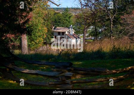 The historic, clapboard Innis House from Marye's Heights. At Fredericksburg & Spotsylvania National Military Park, Virginia. Stock Photo