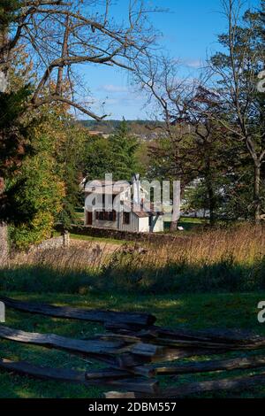 The historic, clapboard Innis House from Marye's Heights. At Fredericksburg & Spotsylvania National Military Park, Virginia. Stock Photo