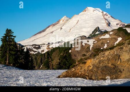 WA18179-00...WASHINGTON - Early morning at the snow covered Artist Point parking lot with a view of Mount Baker in Mount Baker - Snoqualmie National F Stock Photo