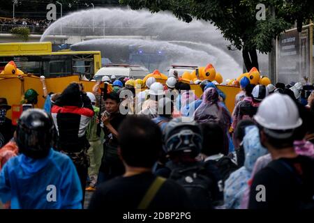 Thailand. 17th Nov, 2020. (11/17/2020) Pro-democracy protesters run for cover as police fire tear gas and water cannon during a demonstration against a charter amendment at Parliament in Bangkok. (Photo by Vichan Poti/Pacific Press/Sipa USA) Credit: Sipa USA/Alamy Live News Stock Photo