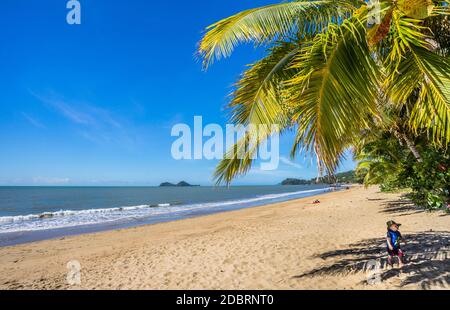 idyllic beach on the Coral Sea Coast between Port Douglas and Cairns with view of Double Island, Great Barrier Reef Coast marine park, North Queenslan Stock Photo