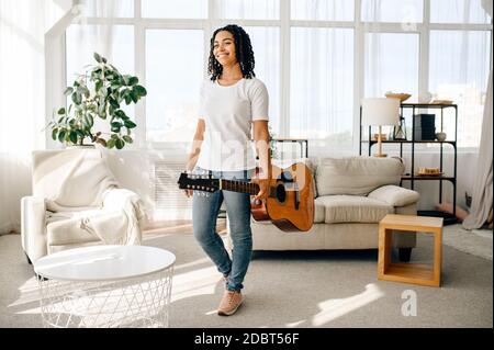 Guitar pose hi-res stock photography and images - Alamy