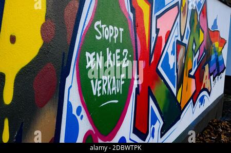 Berlin, Germany. 05th Nov, 2020. 'Stop the neighbourhood sale' is graffiti on a wall in Schöneberg. Credit: Jens Kalaene/dpa-Zentralbild/dpa/Alamy Live News Stock Photo