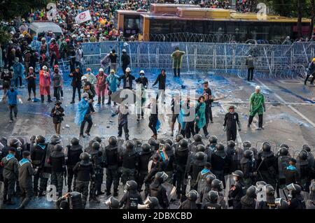 Bangkok, Thailand. 17th Nov, 2020. Pro-democracy protesters confront the riot-policemen during the demonstration.Thai police used water cannons and tear gas to push back pro-democracy protesters demanding for the changes to the Thailand's constitution near the parliament compound in Bangkok. Credit: SOPA Images Limited/Alamy Live News Stock Photo