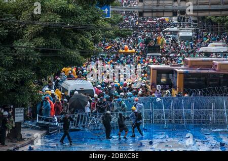 Bangkok, Thailand. 17th Nov, 2020. Pro-democracy protesters break the barbed wire fence and metal sheet wall of riot police during the demonstration.Thai police used water cannons and tear gas to push back pro-democracy protesters demanding for the changes to the Thailand's constitution near the parliament compound in Bangkok. Credit: SOPA Images Limited/Alamy Live News Stock Photo
