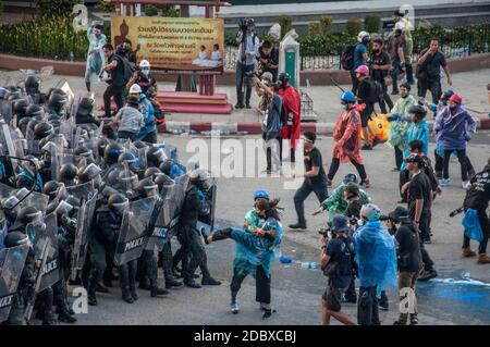Bangkok, Thailand. 17th Nov, 2020. Pro-democracy protesters clash with riot-policemen during a rally near the Parliament in Bangkok.Thai police used water cannons and tear gas to push back pro-democracy protesters demanding for the changes to the Thailand's constitution near the parliament compound in Bangkok. Credit: SOPA Images Limited/Alamy Live News Stock Photo