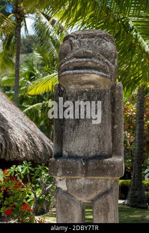 Polynesische Skulptur, Marara Beach nahe Sofitel Hotel, Bora Bora, Französisch-Polynesien, Ozeanien Stock Photo