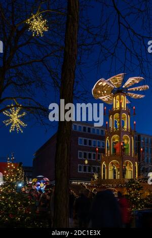 Kieler Weihnachtsmarkt in abendlicher Festtagsstimmung auf dem Rathausplatz in der Innenstadt Stock Photo