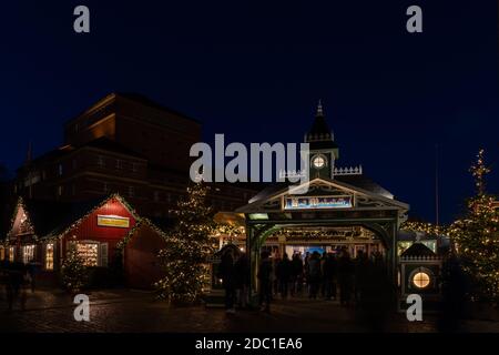 Kieler Weihnachtsmarkt in abendlicher Festtagsstimmung auf dem Rathausplatz in der Innenstadt Stock Photo