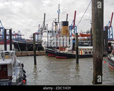 Schiffe und Barkassen im Hafen von Hamburg Stock Photo