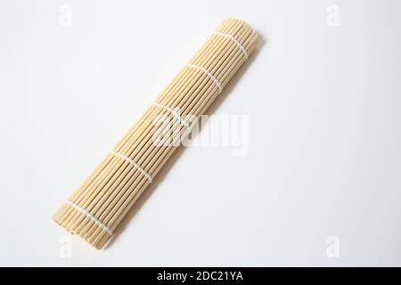 https://l450v.alamy.com/450v/2dc21ya/bamboo-mat-for-making-a-japanese-sushi-isolated-on-a-white-background-2dc21ya.jpg