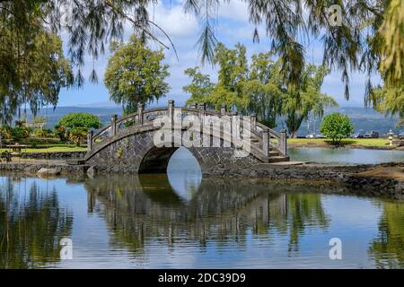 Brücke mit Spiegelung, Liliuokalani Park and Gardens, Hilo, Big Island, Hawaii Stock Photo